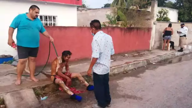 Vecinos lograron apagarlo con una manguera después de que toda su ropa fuera consumida