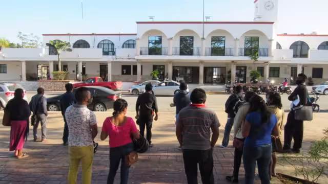 Los ciudadanos provenientes de  comisarías y municipios vecinos llegaron incluso algunos desde la media noche para hacer fila