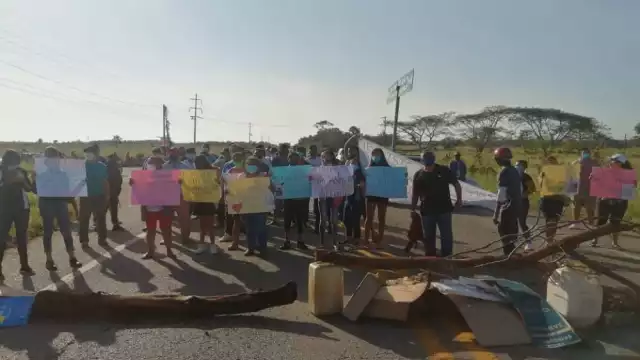 Al sitio arribaron unidades de la policía estatal, pero poco se pudo hacer, ya que la gente sigue firme