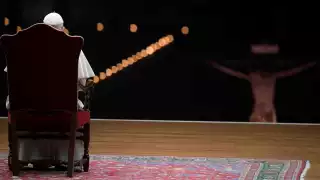 La foto que quedará para la historia: El Papa Francisco rezando en soledad en el Vaticano durante la pandemia