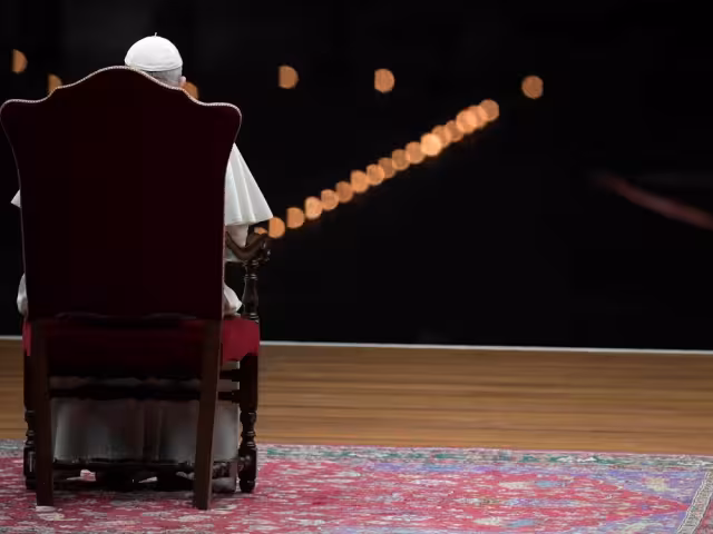 La emblemática imagen del Papa Francisco rezando solo en la Plaza San Pedro