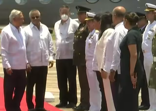 AMLO llegó acompañado de su esposa, Beatriz Gutiérrez Müller y Marcelo Ebrard, Secretario de Relaciones Exteriores