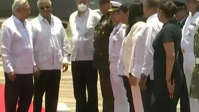 AMLO llegó acompañado de su esposa, Beatriz Gutiérrez Müller y Marcelo Ebrard, Secretario de Relaciones Exteriores