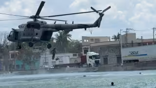 Helicóptero de la Marina realiza adiestramientos sobre el Malecón de Champotón y sorprende a ciudadanos