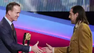 El QB logró superar a Brady y Kupp