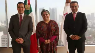 La secretaria de Economía, Raquel Buenrostro, presentó a ambos funcionarios en la dependencia que ella encabeza