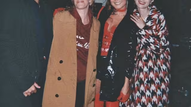 Katina Medina junto a los actores de "Emily en París". Foto: Especial