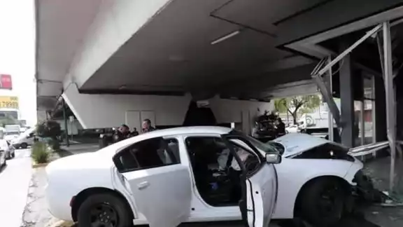 Policías de CDMX se impactan en un local vacío durante una persecución Policías de CDMX se impactan en un local vacío durante una persecución