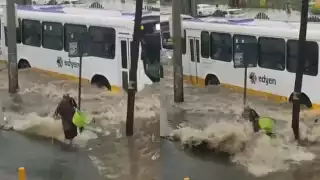 La abuelita caminaba sobre la banqueta cuando el oleaje hecho por un autobús la tiró