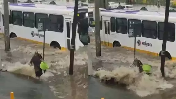 La abuelita caminaba sobre la banqueta cuando el oleaje hecho por un autobús la tiró