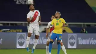 Neymar disputa el balón con Renato Tapia en la Semifinal de la Copa América