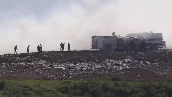 Continúan ños trabajos para sofocar por completo el incendio en el basurero de Mérida Continúan ños trabajos para sofocar por completo el incendio en el basurero de Mérida