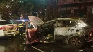 Automóvil se incendió  en pleno centro de Playa del Carmen