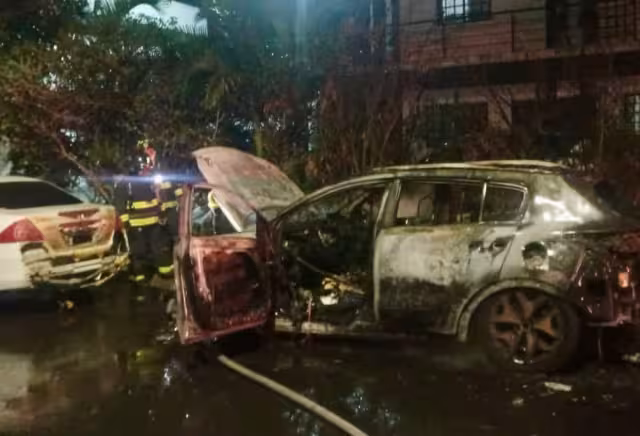 Al parecer el incendio se produjo por un corto circuito en el cableado eléctrico del vehículo