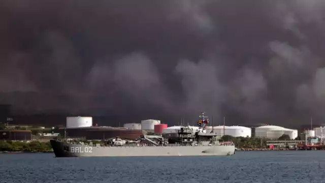 Dos buques de México llegan a Cuba para extinguir el incendio industrial