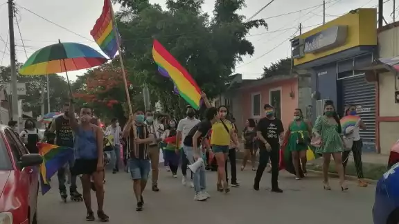 Tras el recorrido por las vías principales, se instalaron en una tarima decorada con los colores del arcoíris
