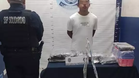 Capturan al responsable de cristalazos en la colonia Luis Donaldo Colosio, a quien le aseguraron artículos de pesca, pasaportes, carteras y equipo tecnológico Capturan al responsable de cristalazos en la colonia Luis Donaldo Colosio, a quien le aseguraron artículos de pesca, pasaportes, carteras y equipo tecnológico