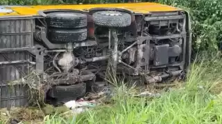 Vuelca camión con 30 pasajeros en Mahahual, Quintana Roo