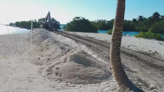 La escollera provocó la obstrucción del flujo de agua dentro de la cala