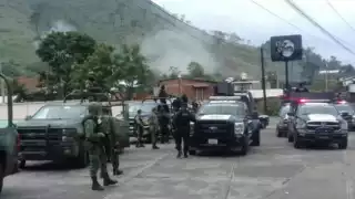 Criminales apoyados por habitantes incendiaron vehículos. El sitio es controlado por el CJNG