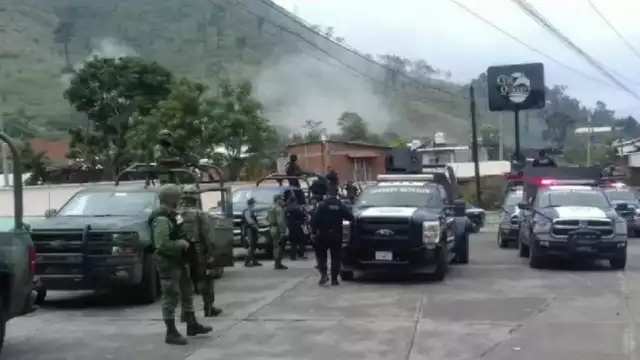 Criminales apoyados por habitantes incendiaron vehículos. El sitio es controlado por el CJNG