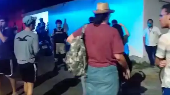 Las personas presentes no respetan la sana distancia Las personas presentes no respetan la sana distancia