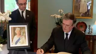 Marcelo Ebrar acudió a la Embajada de Reino Unido en México