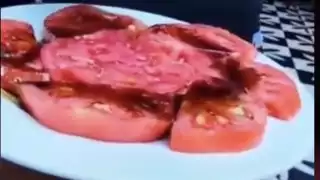 Una simple ensalada jitomate con algunos aderezos tiene un costo de 300 pesos en este restaurante. Foto: Captura de Pantalla