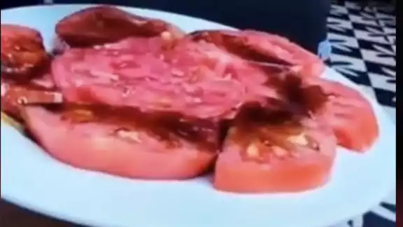 Una simple ensalada jitomate con algunos aderezos tiene un costo de 300 pesos en este restaurante. Foto: Captura de Pantalla