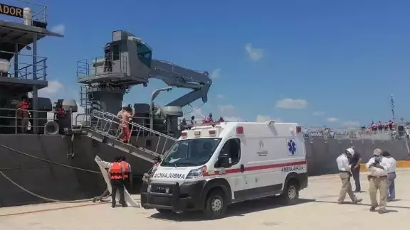 Los seis tripulantes de la embarcación fueron trasladados a un hospital. Foto: Jesús López Los seis tripulantes de la embarcación fueron trasladados a un hospital. Foto: Jesús López