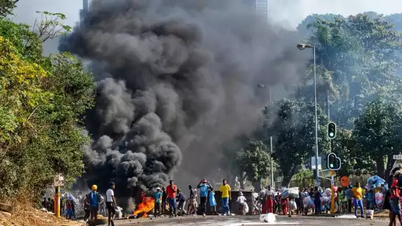 La protesta comenzó tras el encarcelamiento del expresidente Jacob Zuma, de etnia zulu La protesta comenzó tras el encarcelamiento del expresidente Jacob Zuma, de etnia zulu