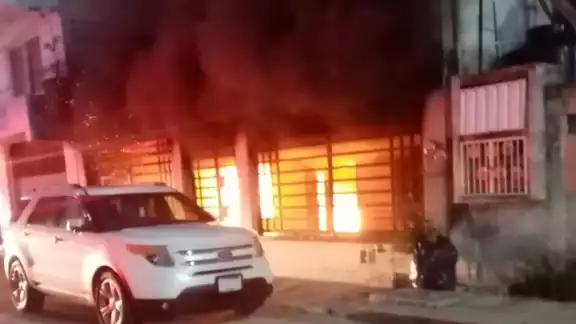 Tras algunos minutos los bomberos lograron controlarlo, sin mayores problemas Tras algunos minutos los bomberos lograron controlarlo, sin mayores problemas
