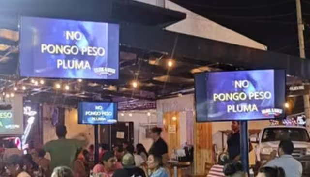 Bar en Coahuila prohíbe música de Peso Pluma y Bad Bunny