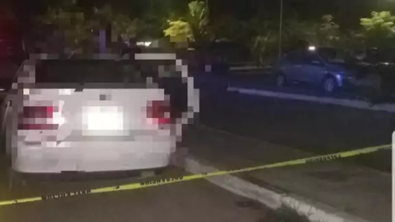 Familiares del occiso lo abordaron en un vehículo particular para trasladarlo al Hospital General, sin embargo, falleció en el trayecto