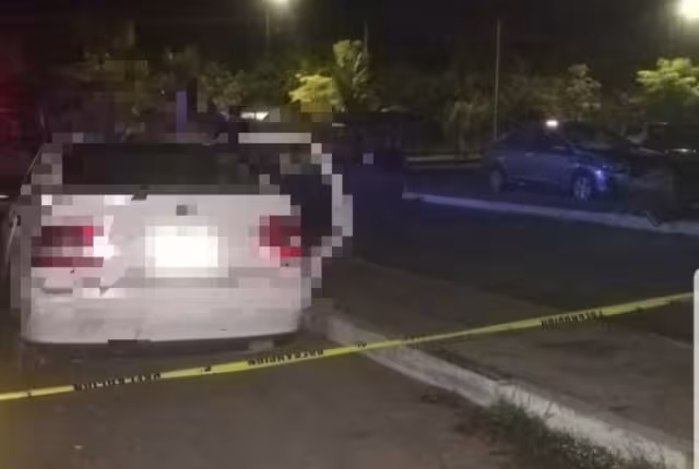 Familiares del occiso lo abordaron en un vehículo particular para trasladarlo al Hospital General, sin embargo, falleció en el trayecto