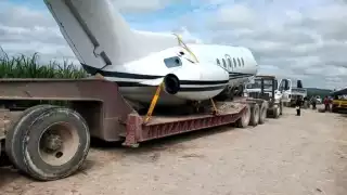 Elementos del Ejército desmantelaron la aeronave y la retiraron en grúa (Abraham Cohuó)