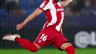 Es la segunda ocasión que el jugador mexicano se contagia con los Colchoneros; es asintomático y se encuentra aislado en su casa