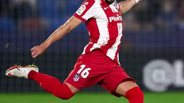 Es la segunda ocasión que el jugador mexicano se contagia con los Colchoneros; es asintomático y se encuentra aislado en su casa