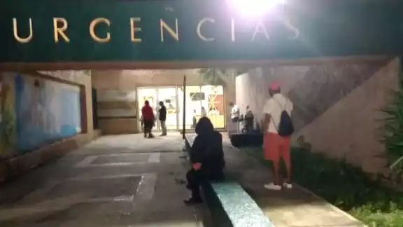 Los familiares no pueden volver a sus casas debido a la suspensión de transporte urbano efectuada esta tarde Foto: Captura de video Los familiares no pueden volver a sus casas debido a la suspensión de transporte urbano efectuada esta tarde Foto: Captura de video