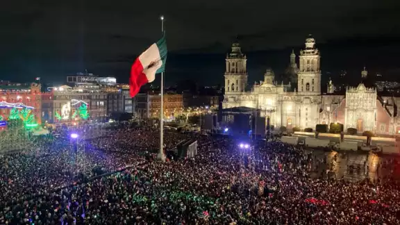 Más de 140 mil personas asistieron al Zócalo capitalino para presenciar el concierto de los Tigres del Norte y celebrarlas fiestas patrias Más de 140 mil personas asistieron al Zócalo capitalino para presenciar el concierto de los Tigres del Norte y celebrarlas fiestas patrias