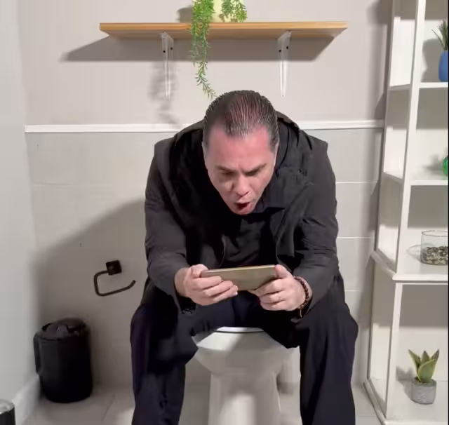 Martinoli desde el baño, narrando todos los partidos