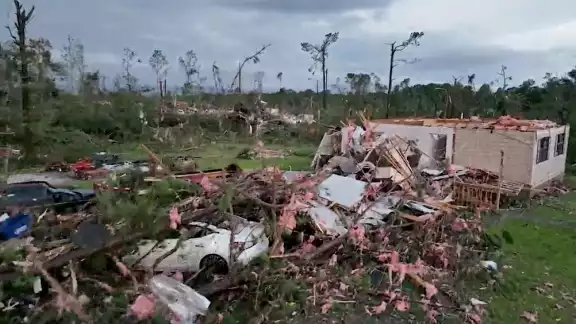 El gobernador Tate Reeves dijo que los tornados golpearon en los condados Jasper y Rankin, que limita con la capital, Jackson.
El gobernador Tate Reeves dijo que los tornados golpearon en los condados Jasper y Rankin, que limita con la capital, Jackson.