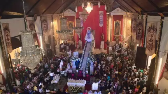 Cientos de devotos acudieron a reverenciar y darle su lugar al máximo símbolo religioso de la Isla
