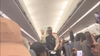 Julián Quiñones es ovacionado en un avión tras su histórico Mundial 2026 con el Tri