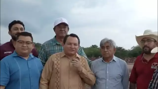 Gobernador Joaquín Díaz Mena supervisa construcción de campo de fútbol en Buctzotz