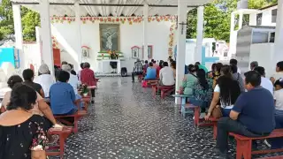 Habitantes de Palizada en Campeche recordaron a sus difuntos y pidieron por su eterno descanso