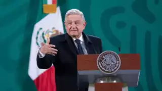 El presidente Andrés Manuel López Obrador afirmó que fue escandaloso la manera en cómo trascendió la boda de Santiago Nieto, titular de la UIF, y Carla Humphrey, consejera del INE. Aconsejó moderación