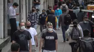 De acuerdo con las autoridades, México está saliendo del cuarta ola por COVID-19. Foto: EFE/Isaac Esquivel