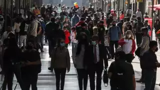 Pese al registro de una tercera oleada de contagios por COVID-19, continúan las aglomeraciones en la capital. Foto: Cuartoscuro