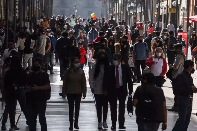 Pese al registro de una tercera oleada de contagios por COVID-19, continúan las aglomeraciones en la capital. Foto: Cuartoscuro